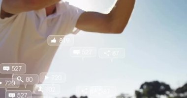 Kriket oyuncusu sosyal medya bildirimleri ile hareket halinde, animasyon örtüşüyor. Spor, atlet, yarışma, teknoloji, katılım