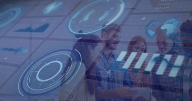 Okulda işbirliği, fütüristik veri grafikleriyle animasyon kullanan çeşitli gruplar. Takım çalışması, işbirliği, yenilik, teknoloji, dijital çeşitlilik