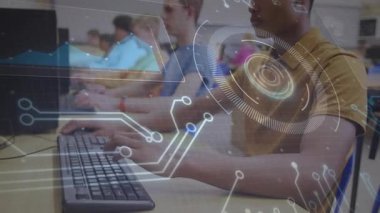 Sınıfta bilgisayar üzerinde çalışan insanlar üzerinde teknolojik arayüz animasyonu. dijital, takım çalışması, işbirliği, yenilik