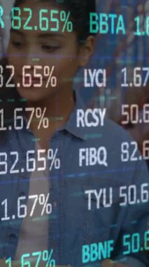 Depodaki çeşitli işçiler üzerinde borsa animasyonu. küresel sevkiyat, dağıtım ve bağlantılar konsepti dijital olarak oluşturulmuş video.