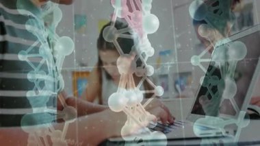 Dizüstü bilgisayarlar üzerinde çalışan insanlar üzerinde DNA ipliği ve moleküler yapı animasyonu. Biyoteknoloji, genetik, araştırma, yenilik, laboratuvar, dijital