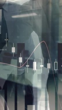 Toplantıdaki iş adamları üzerinde istatistik ve mali veri işleme animasyonu. küresel iş, bağlantılar ve veri işleme kavramı dijital olarak oluşturulmuş video.