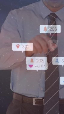 Mor arkaplandaki iş adamının sosyal medya simgeleri ve numaralarının animasyonu. küresel sosyal medya, bağlantılar ve dijital arayüz konsepti dijital olarak oluşturulmuş video.