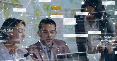 Animasyon kaplamalı verileri analiz etmek, ofis ortamında iş birliği yapmak. İşbirliği, takım çalışması, analitik, veri analizi, iş stratejisi, yenilik