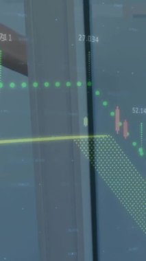 Bir adamın kapıyı açması üzerine istatistik ve veri işleme animasyonu. küresel bağlantılar, iş ve finans kavramı dijital olarak oluşturulmuş video.