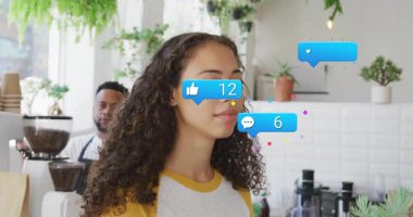 Kafedeki gülümseyen kadın ve sosyal medya bildirimleri animasyonu gölgeliyor. Teknoloji, dijital, iletişim, bağlantı, yaşam tarzı, ağ