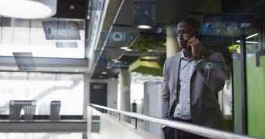 İş adamı, dijital veri animasyonlarıyla telefonda konuşuyor. Şirket, iletişim, teknoloji, yenilik, analitik, ağ