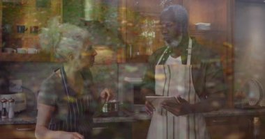 Mutfakta beslenen adam, arka planda manzaralı bahçe manzaralı yaşlı kadın. Son sınıf, bakım, aile, yetiştirme, birliktelik, yaşam tarzı.