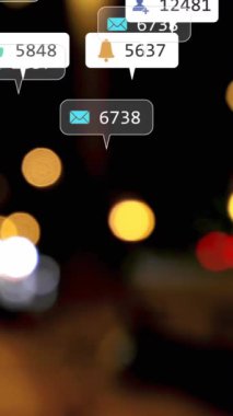 Yol trafiği ve şehir manzarası üzerinde sosyal medya simgeleri ve numaralarının animasyonu. küresel sosyal medya, bağlantılar ve dijital arayüz konsepti dijital olarak oluşturulmuş video.