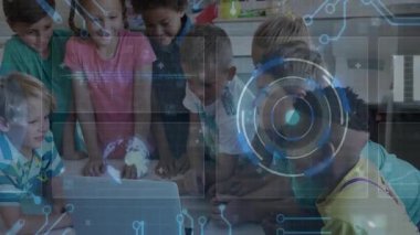 Çocuklar dijital devre ve veri işleme animasyonuyla dizüstü bilgisayarın etrafında toplandılar. Teknoloji, eğitim, yenilik, takım çalışması, kodlama, öğrenme