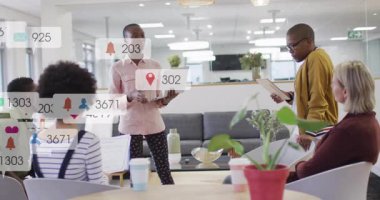 Ofisteki insanlar sosyal medya bildirimleriyle etkileşime geçerek animasyonu örtüyor. İş, takım çalışması, iletişim, işbirliği, teknoloji, dijital