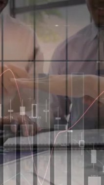 Toplantıda el ele tutuşan iş adamları üzerinde finansal veri işleme animasyonu. küresel iş, bağlantılar ve veri işleme kavramı dijital olarak oluşturulmuş video.