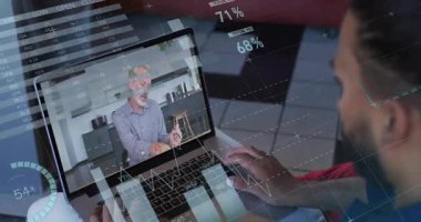 Finansal veri animasyonu eşleşmeli video görüşmesi için dizüstü bilgisayar kullanan kişi. Teknoloji, iletişim, sanal toplantı, finans, analitik, dijital