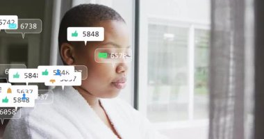 Okulda, sosyal medya tebligatlarıyla beyaz cübbeli bir kişi. Eğitim, teknoloji, dijital, sınıf, etkileşim, modern