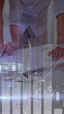 Toplantıdaki iş adamları üzerinde istatistik ve mali veri işleme animasyonu. küresel iş, bağlantılar ve veri işleme kavramı dijital olarak oluşturulmuş video.