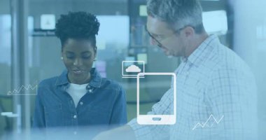 Veri analizinden, grafik ve çizelge animasyonundan bahseden iş adamlarından. takım çalışması, işbirliği, strateji, sunum, toplantı, analiz