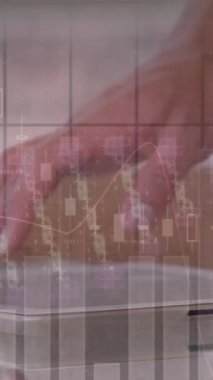 Tablet kullanan işadamlarının DNA iplikçiklerinin, istatistiklerin ve veri işlemlerinin animasyonu. küresel bilim, iş, veri işleme ve dijital arayüz kavramı dijital olarak oluşturulmuş video.