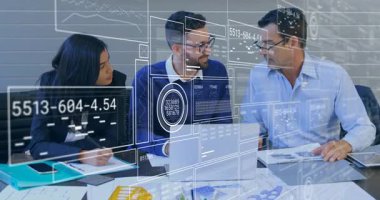 Animasyon kaplamalı verileri tartışmak, ofis toplantı odasında iş profesyonelleri. takım çalışması, işbirliği, tartışma, sunum, teknoloji, beyin fırtınası