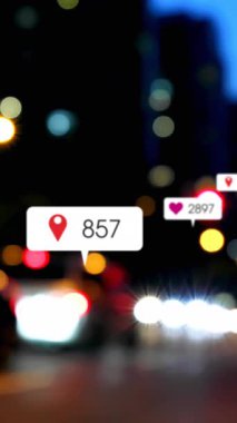 Odak şehir ve trafik ışıkları dışında sosyal medya simgeleri ve numaralarının animasyonu. küresel sosyal medya, bağlantılar ve dijital arayüz konsepti dijital olarak oluşturulmuş video.