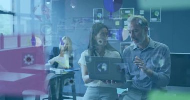 Dizüstü bilgisayarda işbirliği yapan iş adamları verileri animasyon örtüsüyle analiz ediyorlar. Takım çalışması, işbirliği, veri analizi, dijital, teknoloji, yenilik