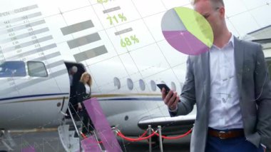 Akıllı telefon kullanarak, iş adamı özel jette veri haritalarını animasyonla analiz ediyor. yürütme, lüks, seyahat, teknoloji, analiz, finans