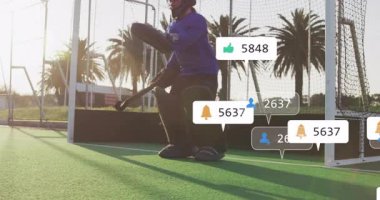 Sahada, sosyal medya etkileşim ikonlarının animasyonuyla hokey oyuncusu. Spor, atlet, dijital, iletişim, katılım, ağ