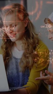 Bilgisayar kullanan öğrencilerin matematiksel formüllerinin animasyonu. eğitim ve öğrenme kavramı dijital olarak oluşturulmuş video.