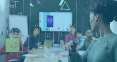 Okulda, iş arkadaşları için saydam tahtaya grafik çizen kadın animasyonu. İş, takım çalışması, sunum, profesyonel, işbirliği, kurumsal