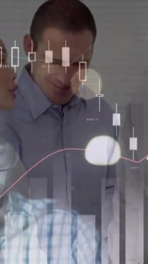 Toplantı planları olan mimarların istatistik ve finansal veri işleme animasyonları. küresel mimari, iş ve veri işleme kavramı dijital olarak oluşturulmuş video.