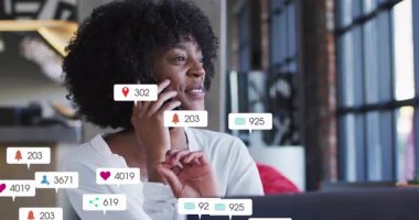 Sosyal medya bildirimleri olay yerini kaplıyor, telefonda konuşan kadın animasyonu. Teknoloji, iletişim, akıllı telefon, bağlantı, ağ, dijital