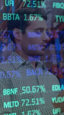 Depodaki Kafkasyalı işçilere karşı borsa animasyonu. küresel sevkiyat, dağıtım ve bağlantılar konsepti dijital olarak oluşturulmuş video.