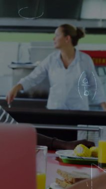 Sınıfta dizüstü bilgisayarla matematik denklemlerinin okul çocukları üzerindeki animasyonu. eğitim, öğrenme ve teknoloji konsepti dijital olarak oluşturulmuş video.