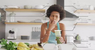 Mutfak sahnesinde veri işleme animasyonuyla sağlıklı smoothie içen bir kadın. Beslenme, refah, teknoloji, dijital, sağlık, meyveler