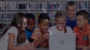 Okulda çocuklar dizüstü bilgisayarda ikili kod animasyonu eşliğinde toplandılar. Eğitim, teknoloji, öğrenme, bilgisayar, programlama, dijital