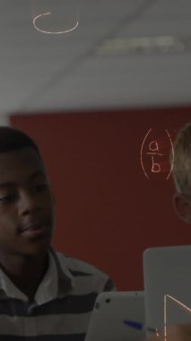 Bilgisayar kullanan öğrencilerin matematiksel formüllerinin animasyonu. eğitim ve öğrenme kavramı dijital olarak oluşturulmuş video.