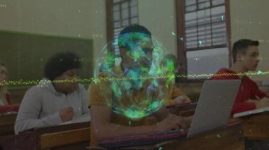 Sınıftaki öğrenciler dijital dünya animasyonu ile dizüstü bilgisayarlar üzerinde çalışıyorlar. Eğitim, teknoloji, öğrenme, işbirliği, yenilik, takım çalışması