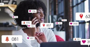 Telefonda konuşan, arka planda sosyal medya bildirimleri olan biri. İletişim, teknoloji, akıllı telefon, sosyal ağ, dijital, iletişim