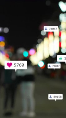 Odak trafik ışıklarından sosyal medya simgelerinin ve numaraların animasyonu. küresel sosyal medya, bağlantılar ve dijital arayüz konsepti dijital olarak oluşturulmuş video.