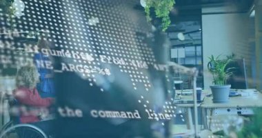 Modern ofiste yazılım kodlarıyla işbirliği yapan çeşitli takımlar animasyonu örtüyor. Teknoloji, takım çalışması, yenilik, beyin fırtınası, dijital, kodlama