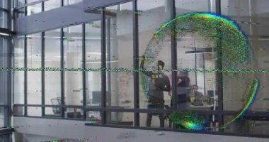 Okulda, modern ofis alanlarında iş birliği yapan insanlar üzerinde animasyon hatası etkisi. İş, takım çalışması, teknoloji, yaratıcılık, işbirliği, tasarım