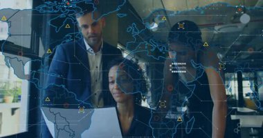 Küresel verilerin dijital harita kaplamalarıyla analiz edilmesi, iş dünyasından profesyoneller ofiste. Teknoloji, işbirliği, takım çalışması, analiz, yenilik, strateji