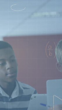 Sınıfta dizüstü bilgisayar kullanan erkek öğretmen ve öğrencilerle matematik denklemlerinin animasyonu. eğitim, öğrenme ve teknoloji konsepti dijital olarak oluşturulmuş video.