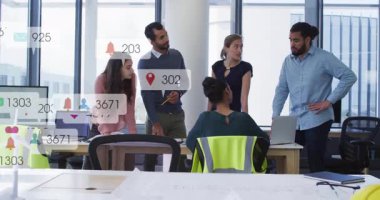 Okulda, iş adamları sosyal medya ikonlarının animasyonlarını tartışıyor. Takım çalışması, beyin fırtınası, işbirliği, yenilik, pazarlama, iletişim