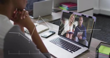 İş görüşmesi sırasında veri analiz grafiklerinin animasyonunu gösteren dizüstü bilgisayar. Teknoloji, analitik, sunum, dijital, istatistik, kurumsal