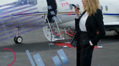 İş kadını, özel jet üzerinden veri analizi animasyonuyla telefonda konuşuyor. Havacılık, şirket, modern, yönetici, iletişim, teknoloji