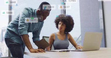 Sosyal medya analistleri, görev arkadaşları ve nişan animasyonları hakkında konuşuyoruz. takım çalışması, strateji, veri, işbirliği, iletişim, dijital pazarlama