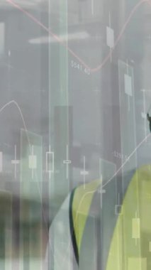 İnşaat alanında planları olan kadın mimarın istatistiksel işlemlerinin animasyonu. iş, geliştirme ve üretkenlik kavramı dijital olarak oluşturulmuş video.