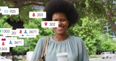 Elinde kahve tutan, hareketli sosyal medya simgeleriyle çevrili bir kadın. Dijital pazarlama, girişimci, yaratıcılık, teknoloji, sanal, yenilik