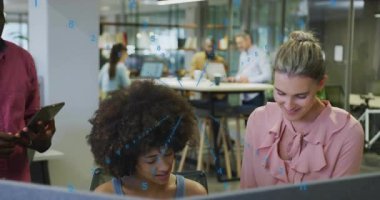 Ofiste işbirliği yaparken, çeşitli meslektaşlar iş için dijital animasyon örtüsü kullanıyorlar. Takım çalışması, işbirliği, çeşitlilik, dijital teknoloji, yenilik, beyin fırtınası