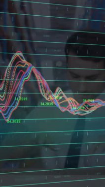 Depodaki çeşitli iş adamları üzerinde finansal veri işleme animasyonu. küresel sevkiyat, dağıtım ve bağlantılar konsepti dijital olarak oluşturulmuş video.